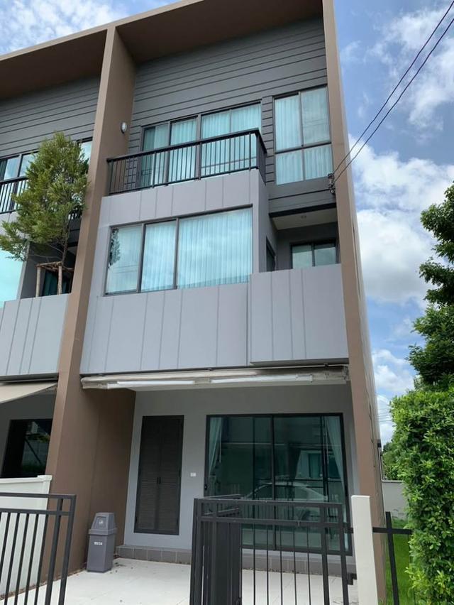 ให้เช่าทาวน์โฮมดีไซน์สมัยใหม่หลังมุม 3 ชั้น โครงการ บ้านกลางเมือง ราชพฤกษ์ 1