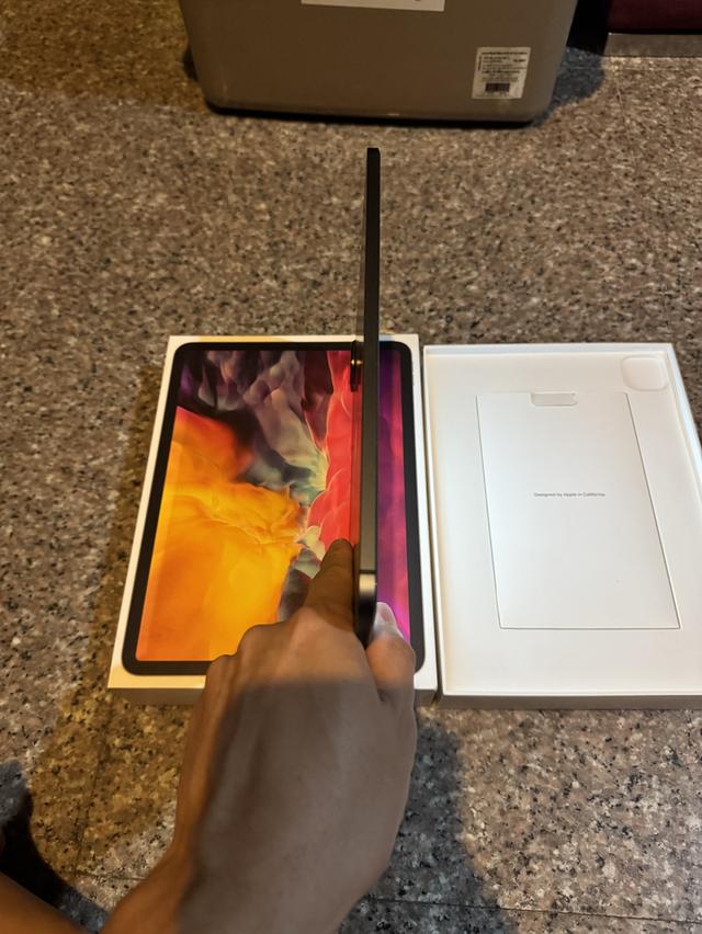 ขายiPadPro11นิ้วสีดำ256กิ๊กWifi Celluer ใส่ซิมได้ยกกล่องไร้รอยตกใช้งานดีทุกๆฟังชั่นถูกๆ