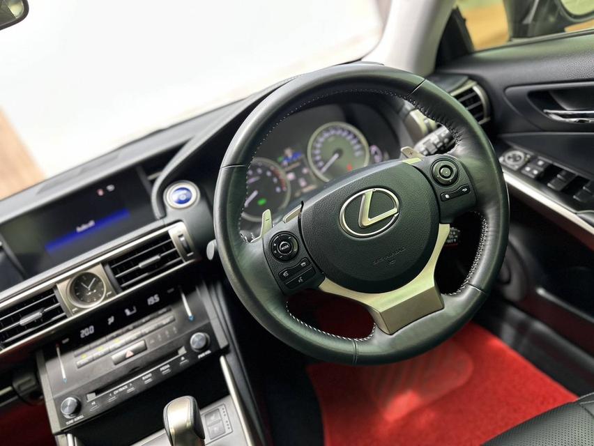 LEXUS IS 300h (2015) 16