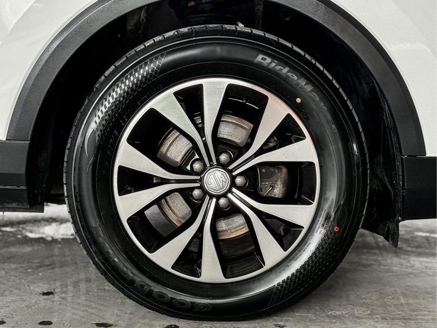 ปี 2020 MG ZS, 1.5 D+ โฉม ปี17-ปัจจุบันสีขาว จดทะเบียน ปี 21 เครื่องยนต์เบนซินเลขไมล์ 46,910 km. มือเดียวป้ายแดง 14