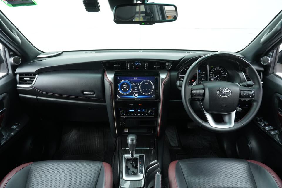 2020 TOYOTA FORTUNER 2.8 LEGENDER BLACK TOP 2WD SUV สีขาว-ดำ เลขไมล์ 99877 กม. 10
