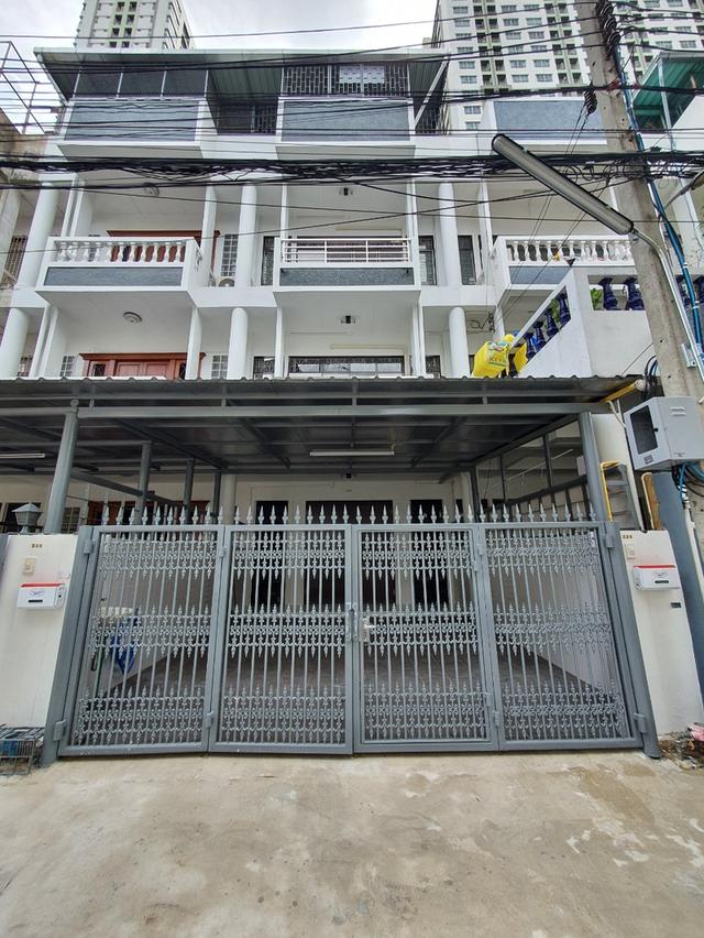 เช่าทาวน์เฮ้าส์ 3 ชั้น บางบำหรุ บางพลัด กรุงเทพฯ 1