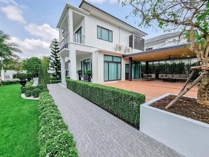 Luxury house for SALE, offering a private atmosphere and coming fully furnished. Located in the Perfect Masterpiece Sukhumvit 77 project. 8