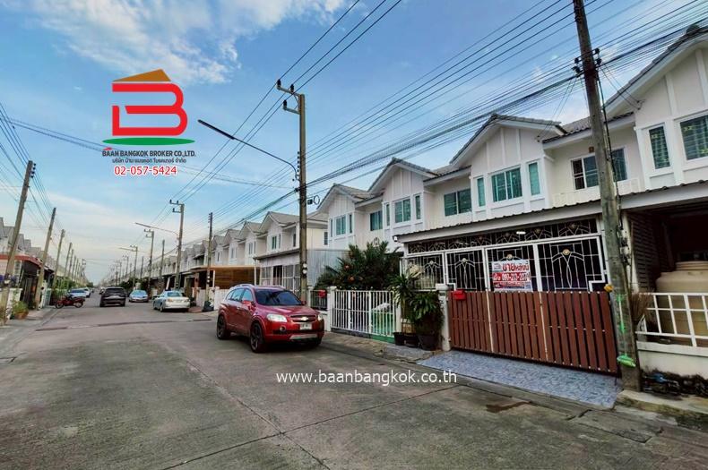 ทาวน์เฮาส์ หมู่บ้าน อยู่เจริญ 5 (รังสิต-นครนายก 74) ติดถนนไสวประชาราษฎร์ เนื้อที่ 21.6 ตารางวา ใกล้ตลาดกลางลาดสวาย ตำบลลาดสวาย อำเภอลำลูกกา จังหวัดปทุ 3