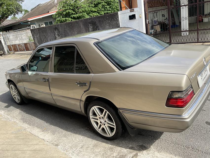 ขายรถยนต์ Mercedes Benz e220 สีทรายทองสภาพสวยมาก 3