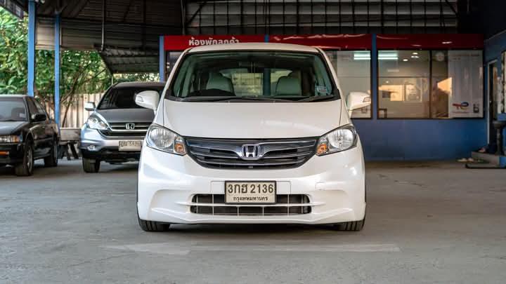 2015 HONDA FREED สีขาว 2