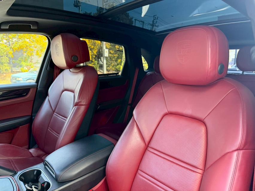 รหัสรถ KPV53 2021 Porsche Cayenne E-Hybrid SUV สีดำ ภายในแดง รูปที่ 11