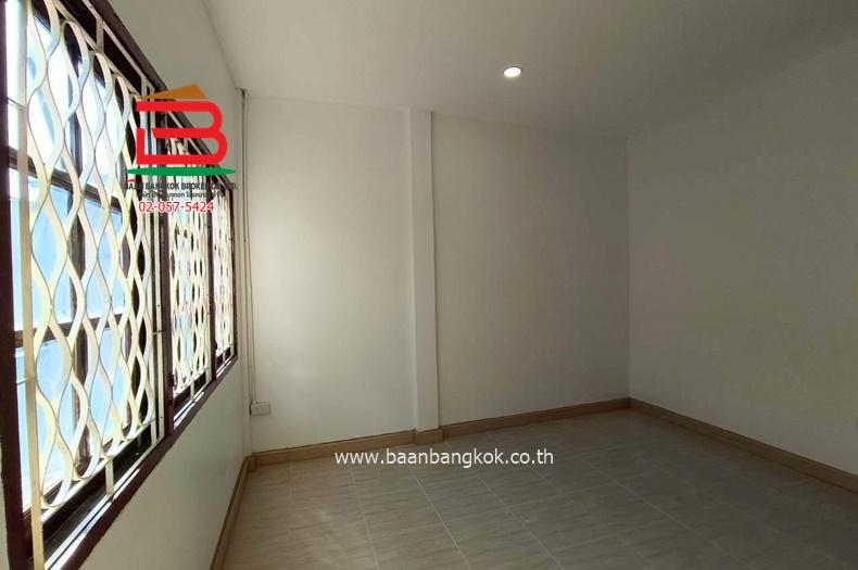 ทาวน์เฮ้าส์ หมู่บ้านสินธานี 1 (ใกล้โรงพยาบาลพญาไทนวมินทร์) เนื้อที่ 18 ตรว. แขวงนวมินทร์ เขตบึงกุ่ม 10