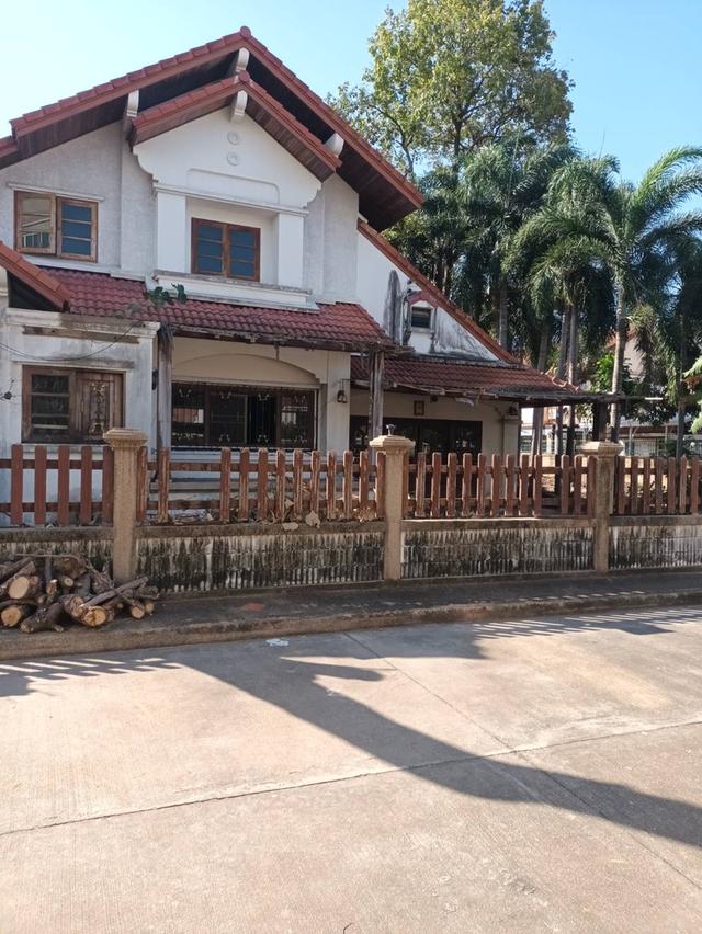 ขายบ้านเดี่ยวหลังใหญ่ หมู่บ้านศิลาวดี อ่างศิลา เมืองชลบุรี เนื้อที่ 227 ตร.ว บ้านเก่าขายตามสภาพ ต้องรีโนเวทใหม่ทั้งหลัง บ้านโครงสร้างยังแข็งแรง 1