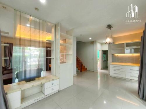 ขายบ้านเดี่ยว บุราสิริ วัชรพล | แสนสิริ บ้าน 2 ชั้น ถนนเมน หน้าบ้านไม่ชนใคร เป็นส่วนตัวสูง 10