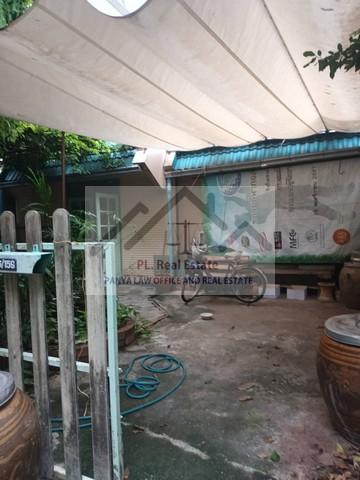 ขายที่ดินแปลงมุม 74 ตารางวาพร้อมสิ่งปลูกสร้างย่านเสรีไทย81 สวนสยามทาวน์เฮ้าส์ชั้นเดียว 2 หลัง มี 2 โฉนดแบ่งขายได้ 42 ตร.ว. และ 32 ตร.ว. 20