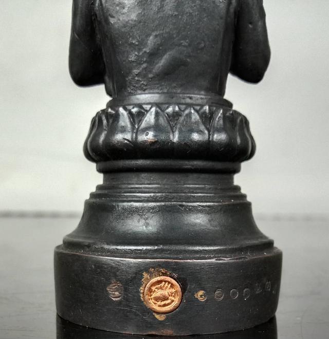 563.พระบรมรูปพระบาทสมเด็จพระเจ้าอยู่หัว ร.9 ในพระอิริยาบถทรงงาน โดยพระบรมราชานุญาต วิริยะ 7