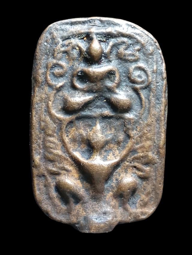 เหรียญหล่อโบราณ หลวงพ่อโบ้ย วัดมะนาว พิมพ์ทรงครุฑรายละเอียดองค์นี้กระแสออก เนื้อสำริด มีพรายเงินขึ้นบางๆ ตามองค์พระ คราบขี้เบ้ายังพอมีติดให้เห็น