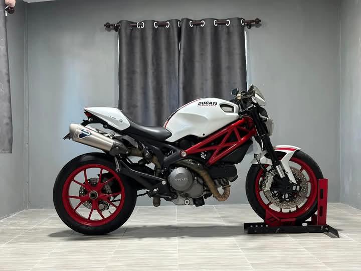 มอเตอร์ไซค์ Ducati Monster 796 รุ่นพิเศษ