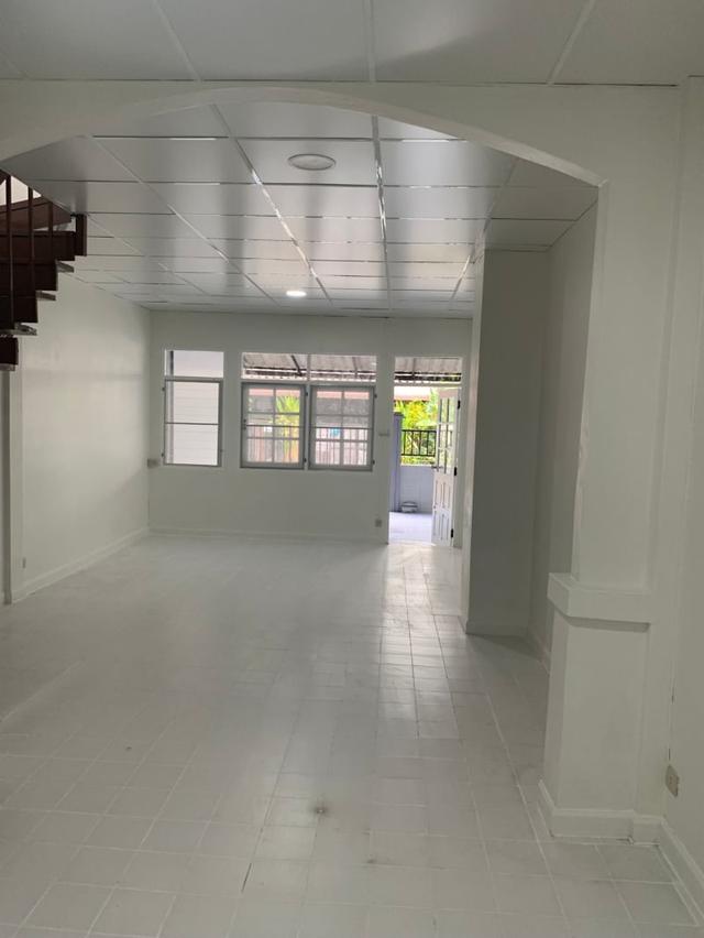 บ้านทาวน์เฮ้าส์ หลังมุม,สูง 2 ชั้น หมู่บ้านราณี 3 ถนนนวมินทร์ 135  6