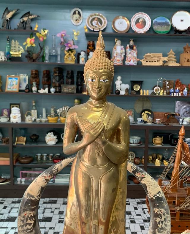 พระพุทธรูป องค์ใหญ่ เนื้อทองเหลือง 2