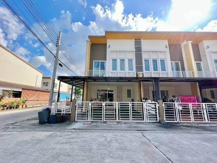 B960 ให้เช่าทาวน์เฮ้าส์หมู่บ้านโกลเด้นทาวน์ รามคำแหง-วงแหวน ถนนราษฎร์พัฒนา ซอยมีสทีน