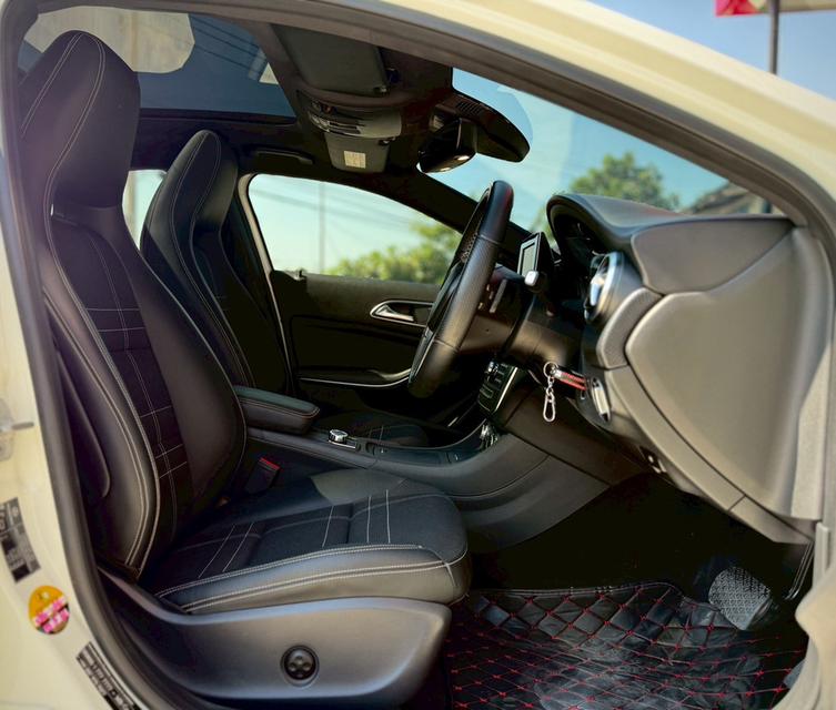 ปี 2014 BENZ A-CLASS, A180 โฉม W176 ปี12-19 สีขาว เครื่องยนต์เบนซิน 1.6 ลิตร 12