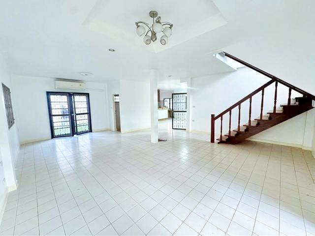 MRT น้อมเกล้า 2 กม.รามคำแหง 148-152 ใหม่ทั้งหลัง 95ตร.วา.รร.นานาชาติฮีทฟิลด์ 2.1 กม. ตลาดซีรอ 700ม.ให้เช่าบ้านเดี่ยว 2 ช 2