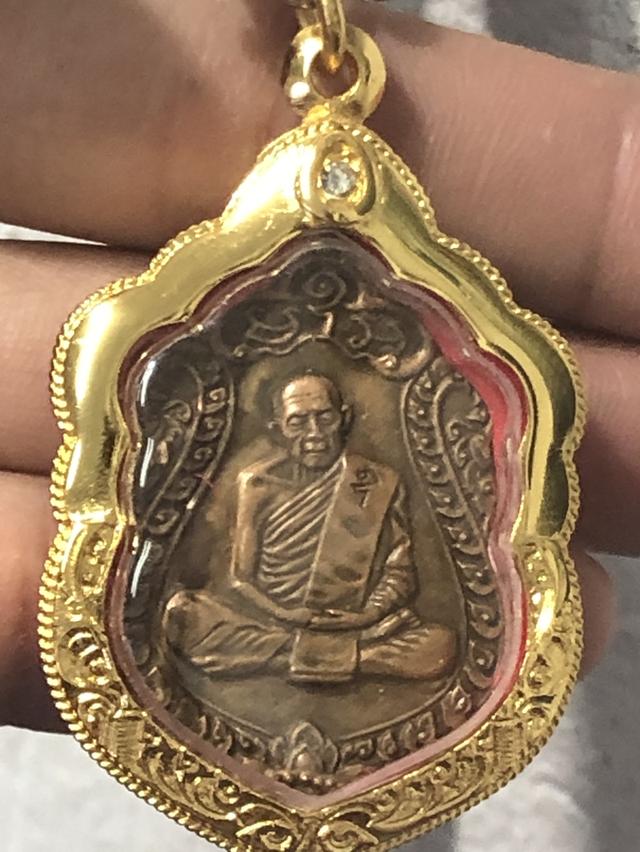 บารมีหลวงปู่ทิม วัดละหารไร่ 🙏✨เปิดเหรียญเสมา 8 รอบ ปี พ.ศ. 2518 เหรียญยอดนิยมพุทธคุณสูง ทั้งด้านเมตตามหานิยม แคล้วคลาด องค์นี้เลี่ยมกรอบทองสวยงาม