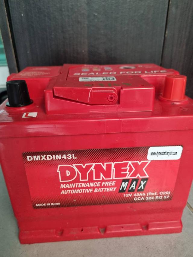 แบตเตอรี่ในภาพคือแบตเตอรี่รถยนต์ยี่ห้อ Dynex รุ่น DMXADIN43LLH ซึ่งเป็นแบตเตอรี่ชนิดตะกั่วกรด 800 บ
