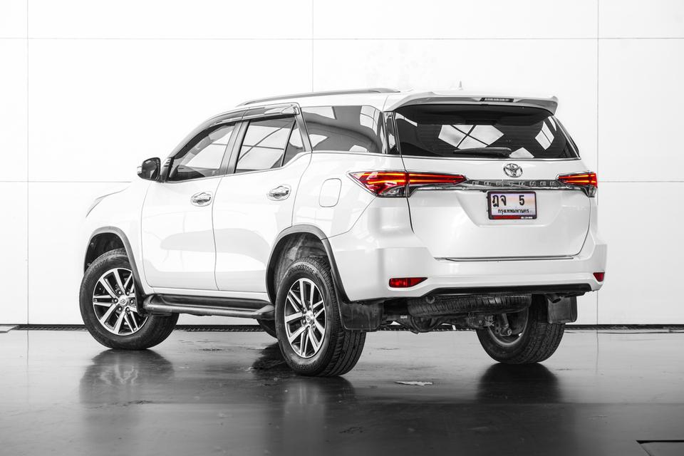 2015 TOYOTA FORTUNER 2.7 V 2WD SUV สีขาว เครื่องยนต์เบนซิน เลขไมล์ 102204 กม.