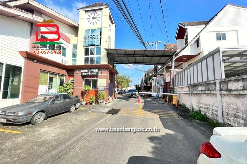 ทาวน์โฮม หมู่บ้าน เมอริทเพลส (ลาดพร้าว 87 แยก 10) เนื้อที่ 18.8 ตรว. ใกล้CDC เลียบด่วน ถนนลาดพร้าว แขวงวังทองหลาง เขตวังทองหลาง 12