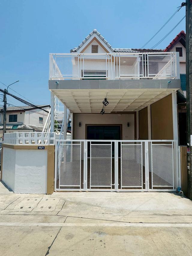 หมู่บ้านธารทอง2  ซอยวัดลาดปลาดุก ทาวน์เฮาส์ 2 ชั้นหลังมุมถนนเมน ห่างจากปากซอยวัดลาดปลาดุกเพียง 1 กม. 1