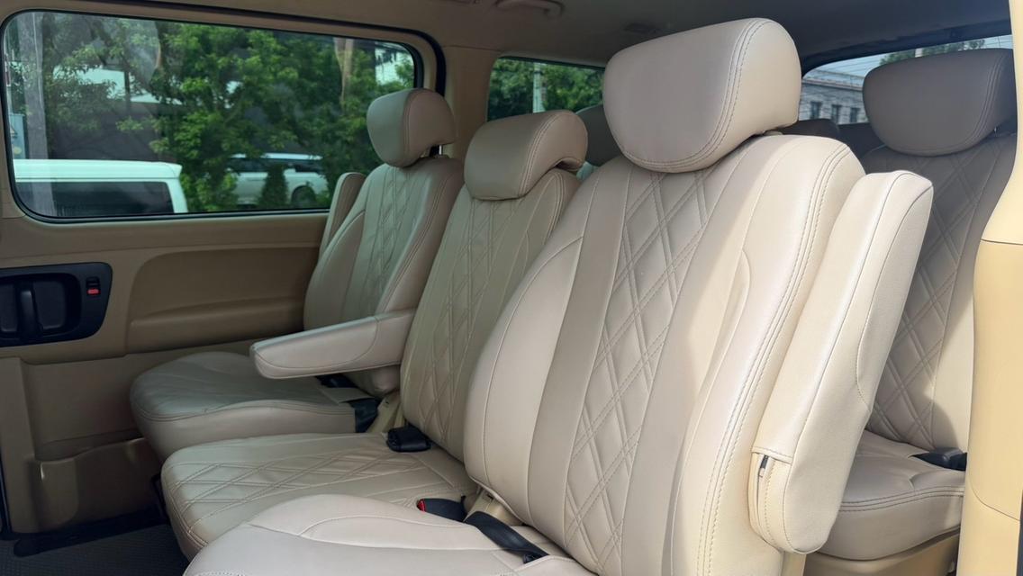 2019 HYUNDAI H1 TOURING สีเทา เลขไมล์ 184,XXX KM    เครื่องดีเชลล้วน เซอร์วิสศูนย์ ทุกระยะ ชัดเจนสุด บันไดไฟฟ้า  จอแอนดรอย โฉมใหม่แล้ว รถสวย เดิม รูปที่ 16