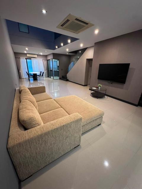 MTR99 ขาย/เช่าทาวน์โฮมหรู 3 ชั้น 224 ตร.ม. ตกแต่งครบ มี Sky Hall Penthouse, Walk-in Closet, แอร์ 6 เครื่อง และรองรับ EV Charger 2