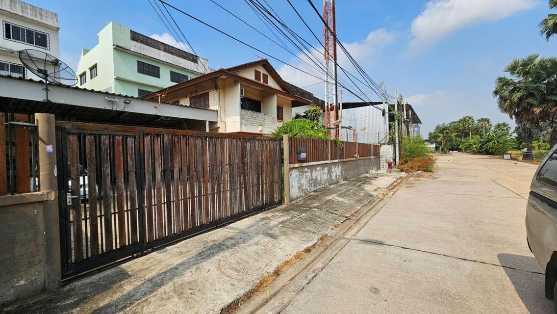 บ้านพร้อมเข้าอยู่ ตั้งอยู่ในทำเลศักยภาพ แหล่งชุมชนที่ปลอดภัย บรรยากาศเงียบสงบ เดินทางสะดวก: เข้า-ออก 10