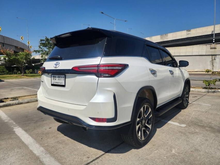 Toyota FORTUNER 2.4 V  5