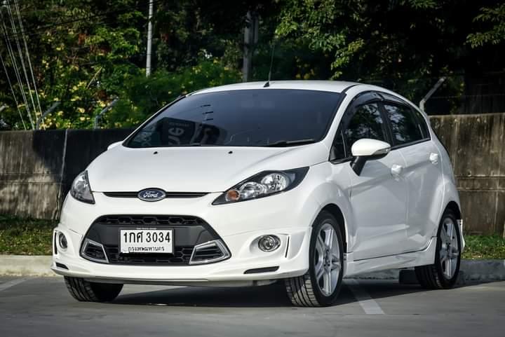 Ford Fiesta สีขาว 2