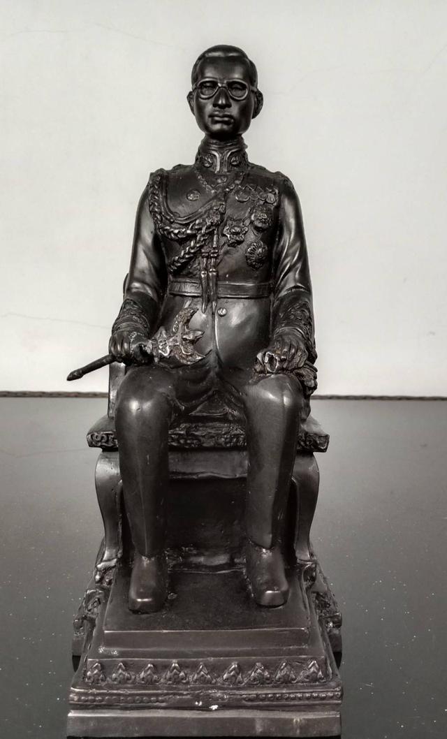 571.พระบรมรูปหล่อในหลวงรัชกาลที่ 9 พระบาทสมเด็จพระปรมินทรมหาภูมิพลอดุลยเดช ทรงประทับนั่งบัลลังก์