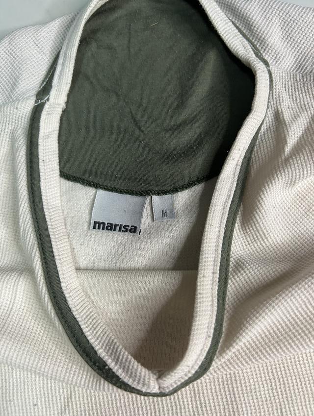 👕 [Minimal Archive] Marisa V-Neck Ribbed Tee – งานปักวินเทจ ดีเทลจัดเต็ม รูปที่ 3