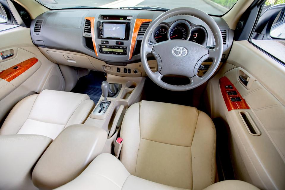 TOYOTA FORTUNER 3.0V 4WD สีเทา เกียร์ออโต้ ปี 2011   15