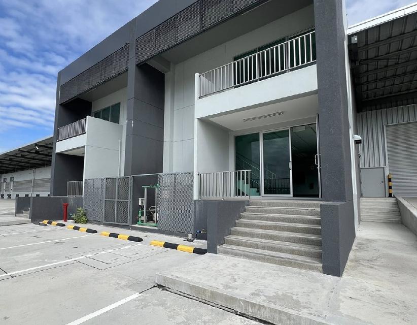 ให้เช่าโกดัง โรงงาน พร้อม Office 2 ชั้น / เขต Free Zone ขอใบอนุญาต รง.4 ได้ มีว่าง 2 ยูนิต / พื้นที่ใช้สอย 3997 ตารางเมตร / ทำเล บางนา ตราด กม.46 1