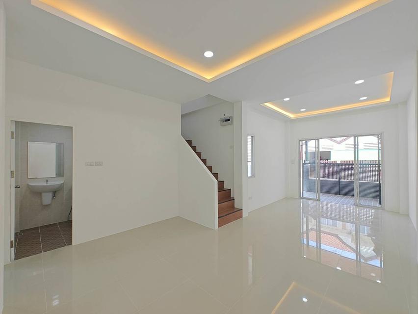 หมู่บ้านไดม่อนด์เเกรนวิลล์ ถนนสุขาภิบาล 5 7