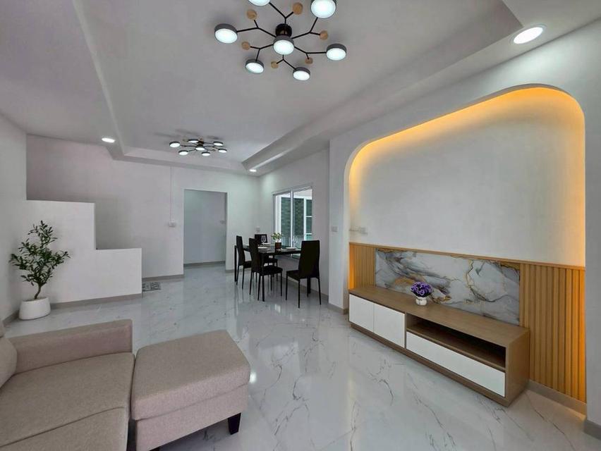 หมู่บ้านพฤกษา3 ริมคลอง 3 ถนนวัดลาดปลาดุก บางบัวทอง ทาวน์เฮาส์ 2 ชั้น หลังมุม ตกแต่งใหม่พร้อมอยู่ มีพื้นที่ด้านข้าง หน้าหมู่บ้านมีเซเว่น//ตลาดสด 9