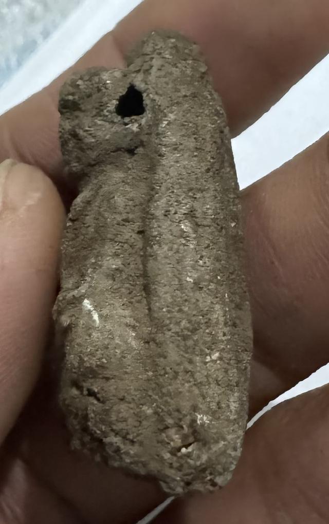 วัตถุในภาพคือ พระเครื่องหลวงปู่ทวด พิมพ์หลังเตารีด รูปที่ 3