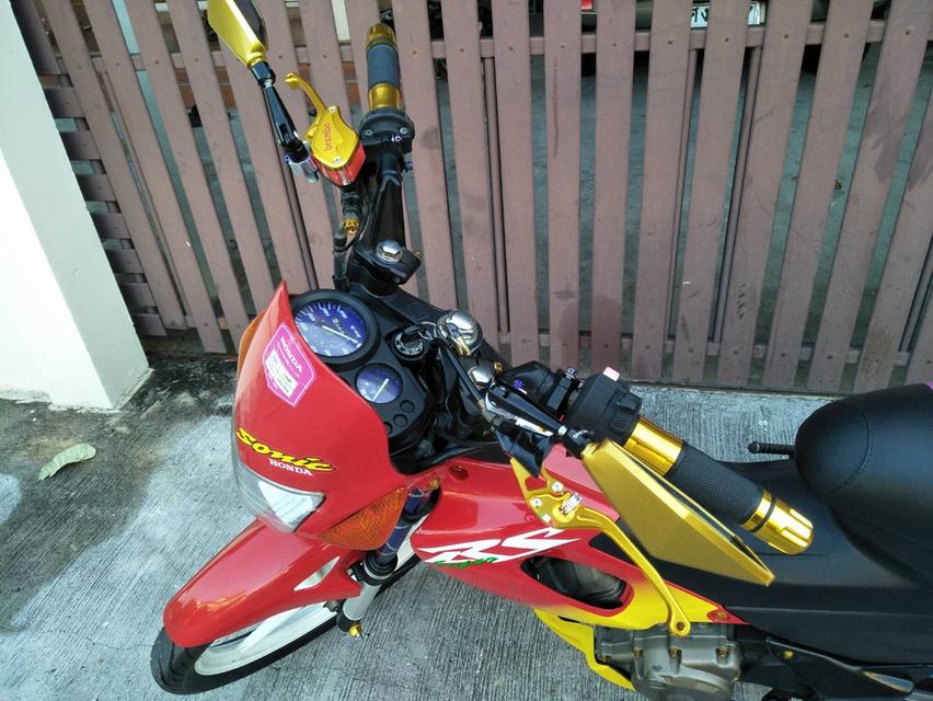 จักรยานยนต์โซนิครุ่นแรกแต่งภายนอกเครื่องเดิมๆ