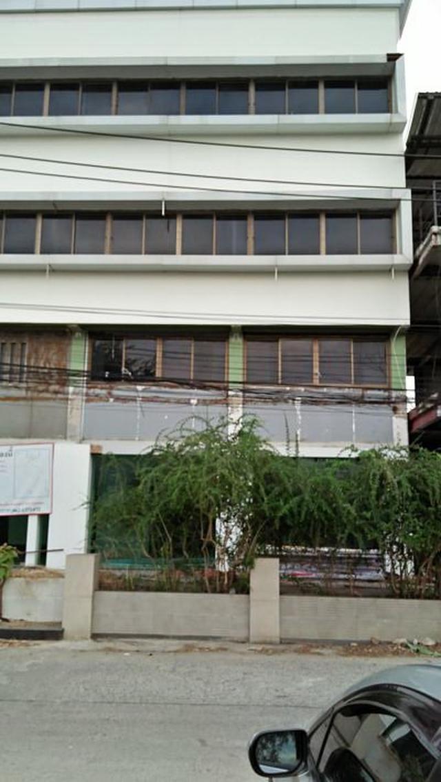 Sale Land with old Building 4 storey closed road in the soi near Suan Luang Rama9  in the villaged at Prawet 1