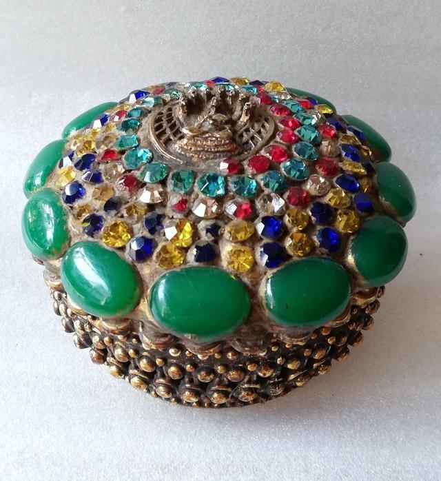 ตลับพระสมเด็จโตปางนาคปรก-สมเด็จโตนั่งบริกรรมคาถา ลายฉลุประดับพลอยสีเม็ดคริสตัน