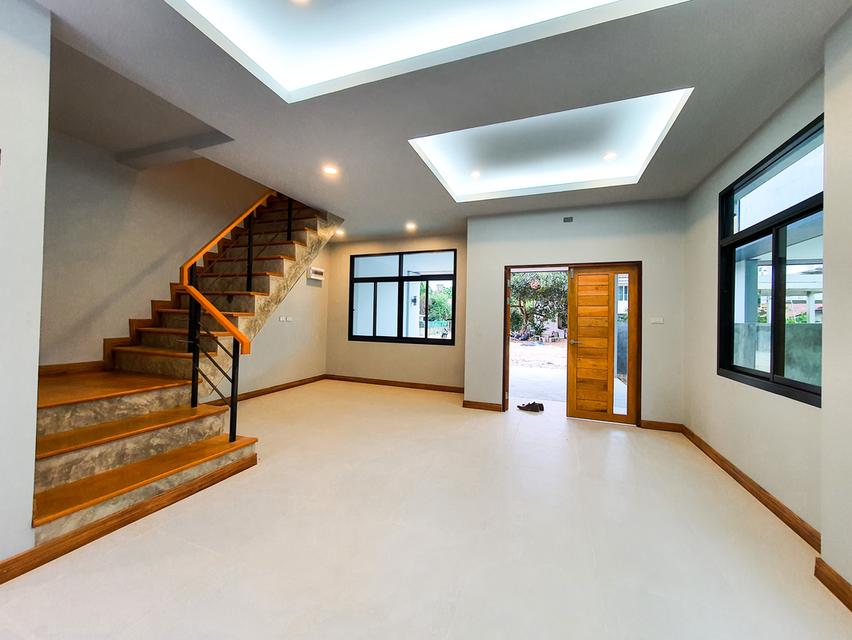 🏡บ้านแฝดสองชั้น บ้านใหม่แกะกล่อง นอกโครงการ ทำเลย่านเศรษฐกิจ เดินทางสะดวก เหมาะอยู่อาศัยหรือทำธุรกิจ พร้อมให้คุณเป็นเจ้าของ รีบจับจองก่อนพลาด! 4