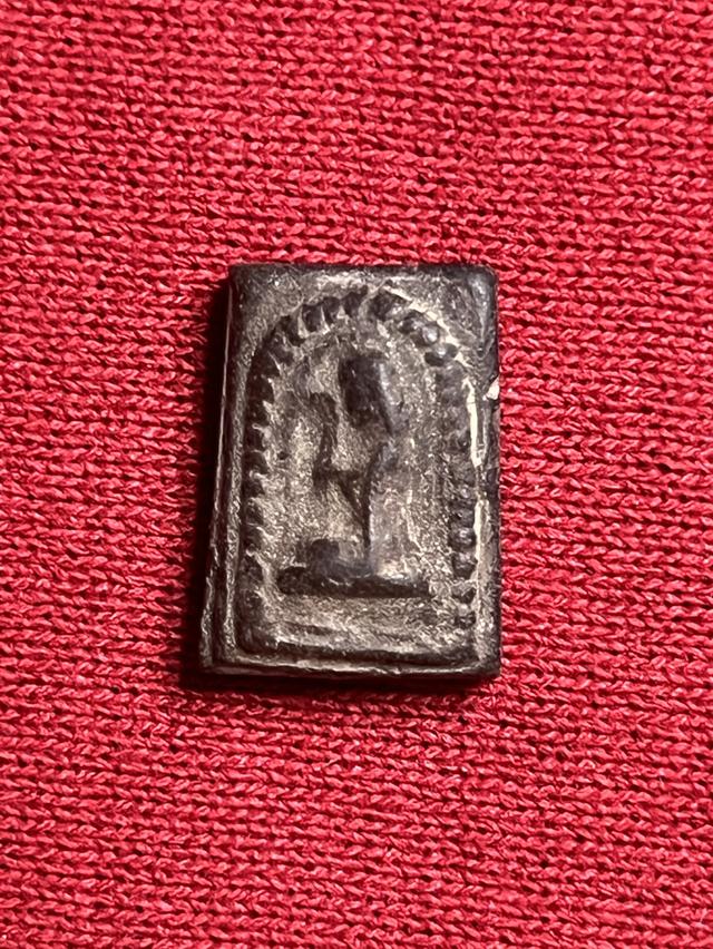 นางกวักพิมพ์เล็ก เนื้อผงใบลาน หลวงพ่อกวย ชุตินฺธโร วัดโฆสิตาราม จ.ชัยนาท ยุคต้น ประมาณปี 2521