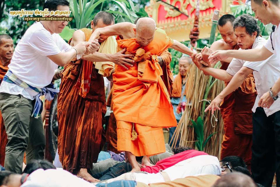 เหรียญแก้วนาคาสารพัดนึกลงยาเขียว หรือเหรียญฮดสรง หลวงปู่บรรณ ฑีฆายุโก รูปที่ 3