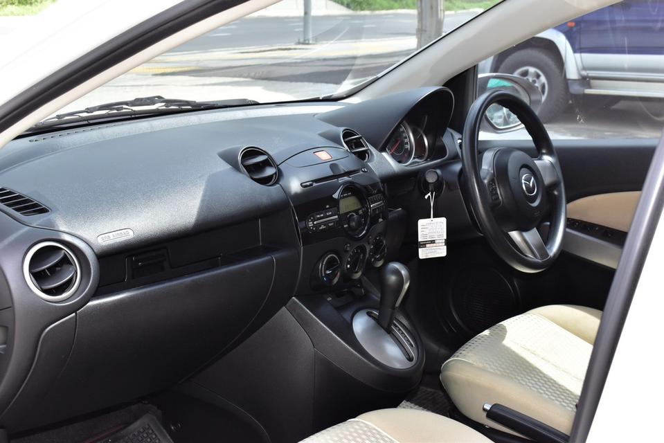 Mazda2 ปี2013 สีขาว เครื่อง1.5 เบนซิน ไมล์แท้ๆ96,000 รูปที่ 19