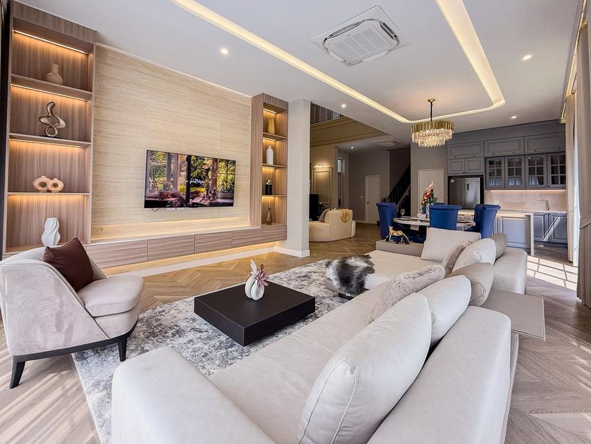 ขาย / ให้เช่าบ้านเดี่ยว 2 ชั้น  บ้านหรูสไตล์คฤหาสน์ นาราสิริ กรุงเทพกรีฑา 17