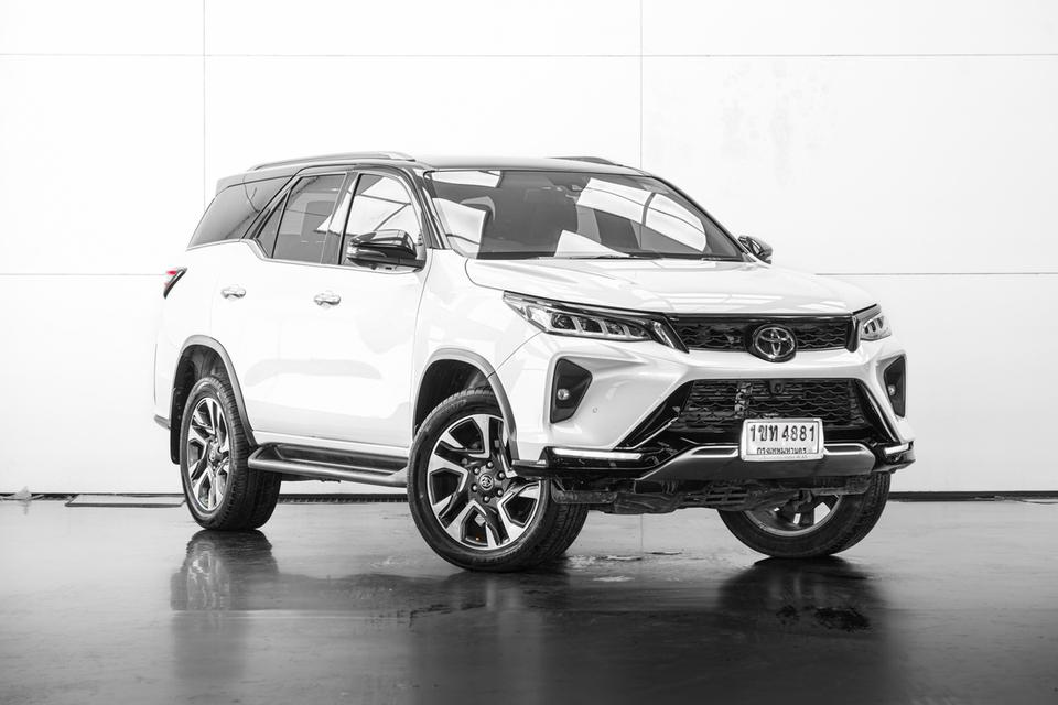 2020 TOYOTA FORTUNER 2.8 LEGENDER BLACK TOP 2WD SUV สีขาว-ดำ เลขไมล์ 99877 กม.