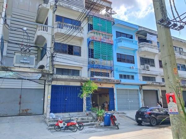 ขายอาคารพาณิชย์ 3.5 ชั้น หมู่บ้านดีเค ซอย 30 สภาพดี วิวหลังบ้านสวย เจ้าของขายเอง โทร 095-165-3654 1